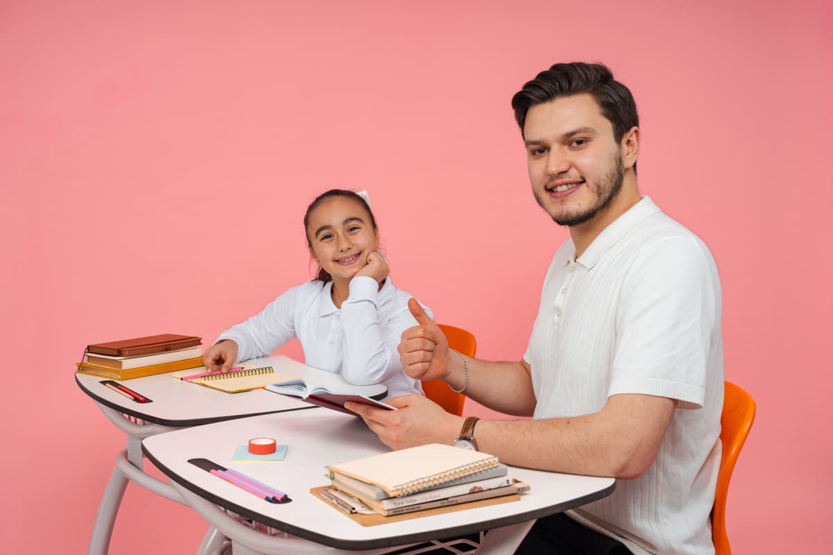 Pastayı süsleyen profesyonel şef